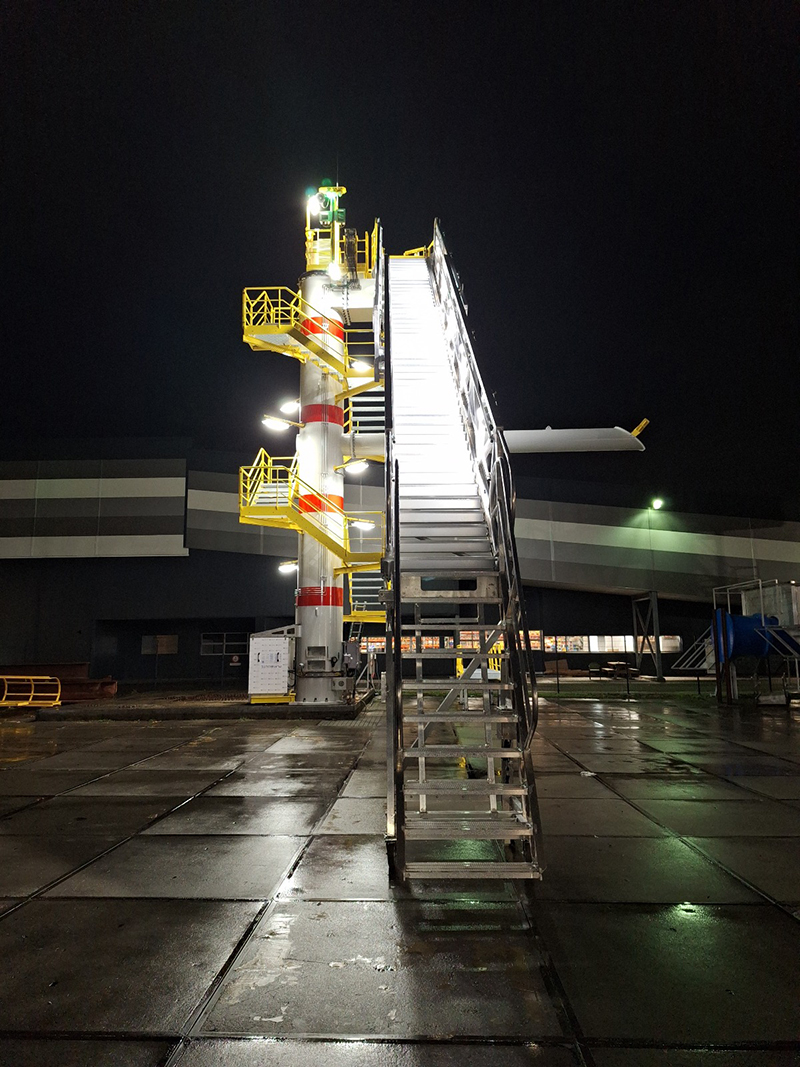 Lighting system for LNG terminal gangway and offshore platform